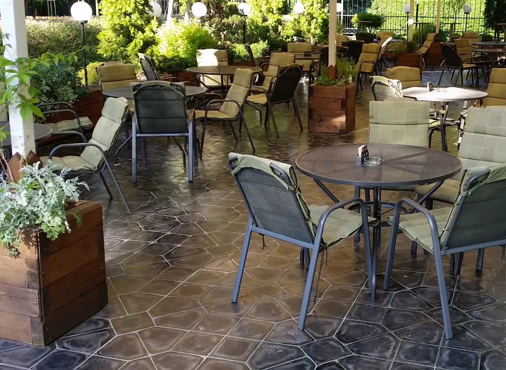 Čedičová dlažba — terasa restaurace