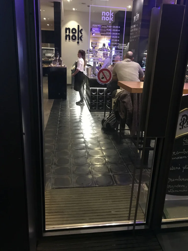 Čedičová dlažba — restaurace Nok Nok Brno