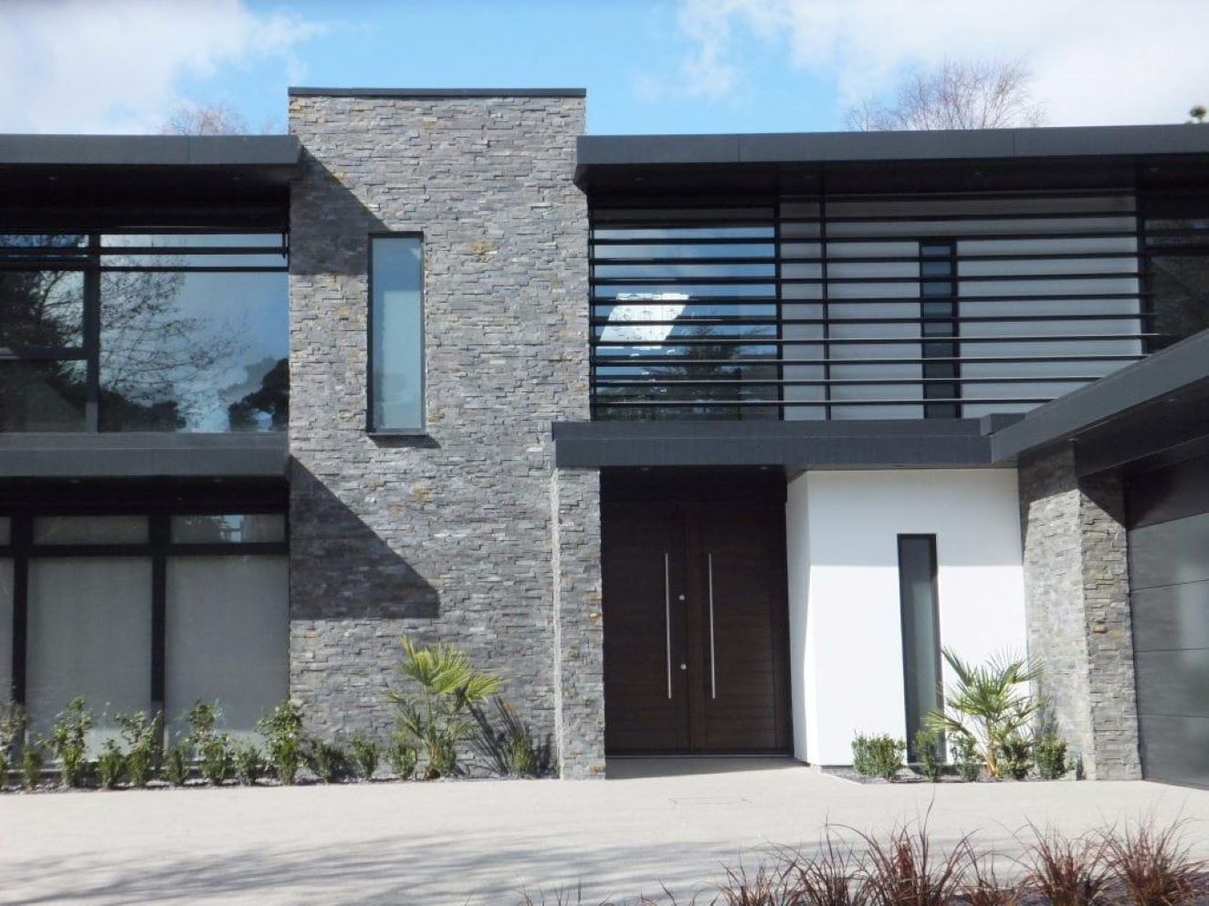 Výhodný předsezóní nákup kamenných obkladů a dlažeb a cihlových obkladů a cihlových pásků a dlažeb pro interiér i exteriér