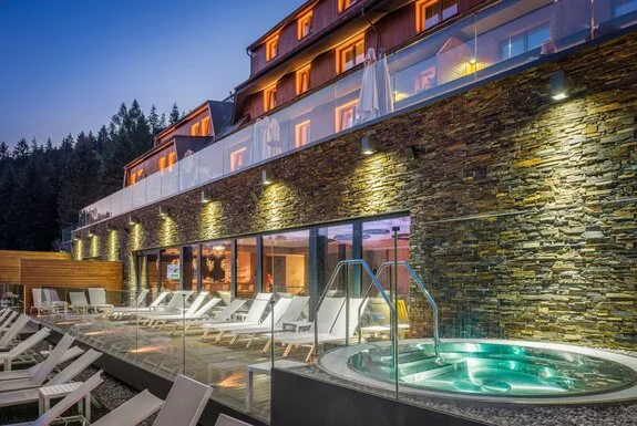 Přírodní kamenný obklad – hotel Velké Karlovice