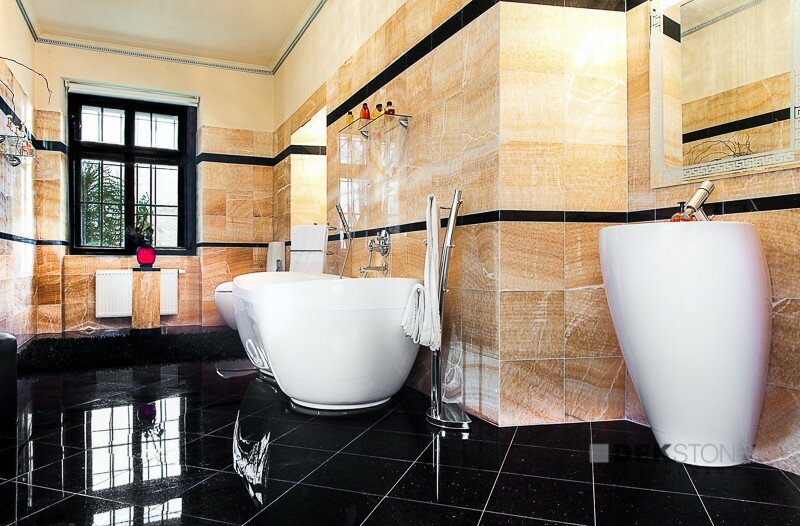 Leštěná přírodní kamenná dlažba a obklad – koupelna