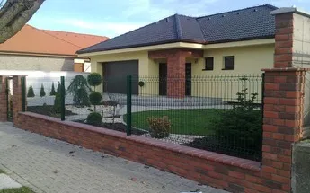 Plot s cihlovou předsádkou