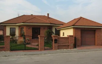 Fasáda, plot i garáž