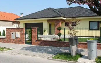 Cihlový plot a fasáda domu