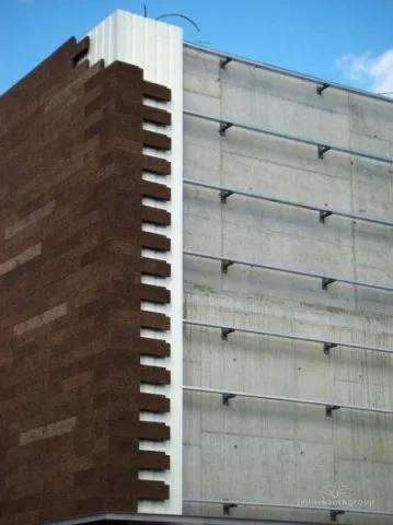 Korkový fasádní obklad — detail rohu budovy