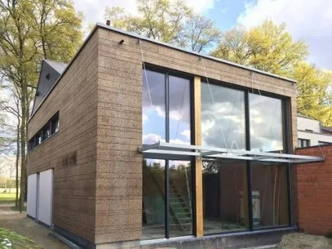 Korková fasáda — moderní dům