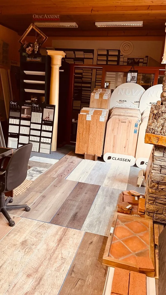 Interiér showroomu ARTSTYL — výstavní vzorky materiálů